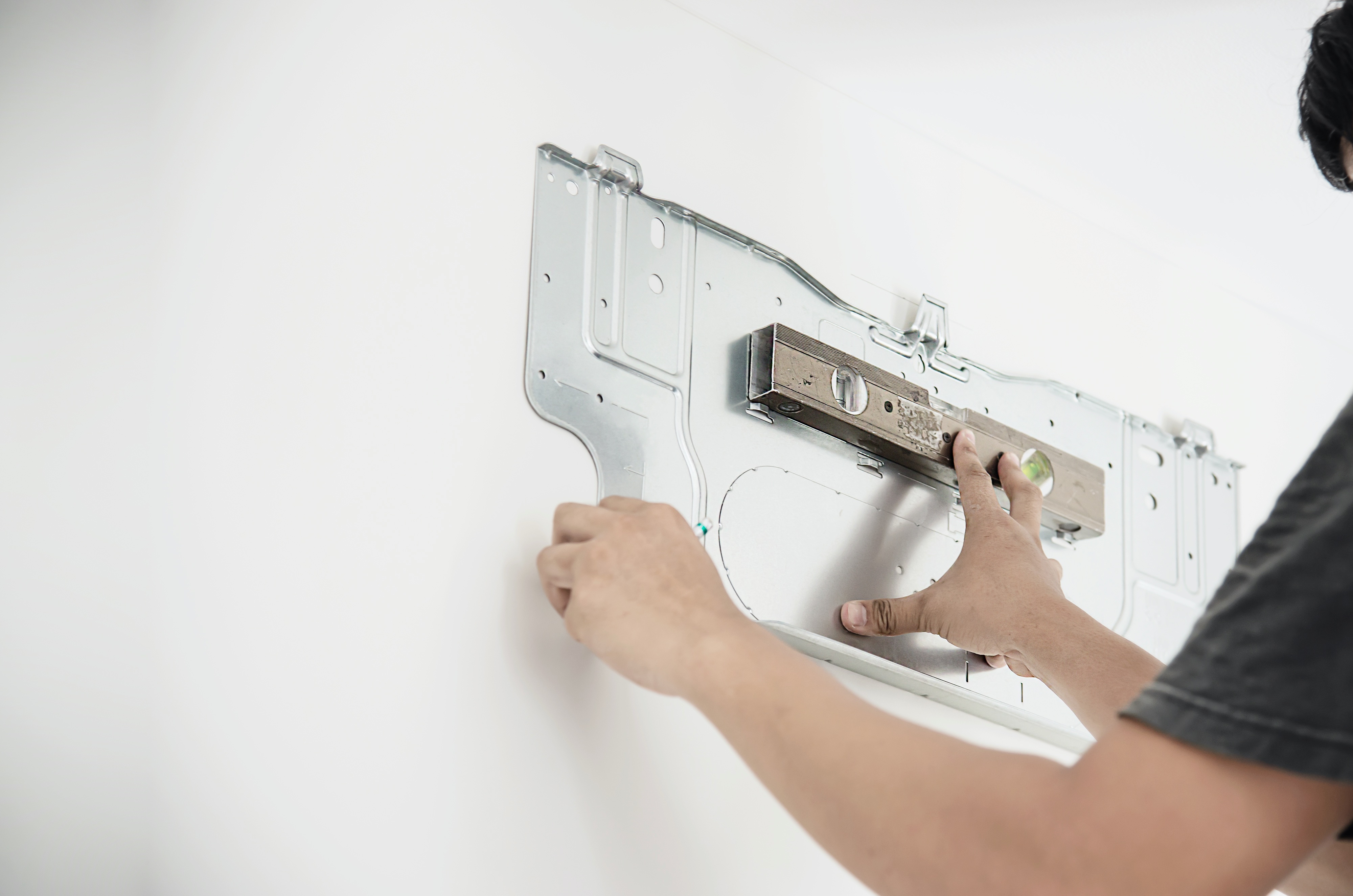 technician doing initial mount.